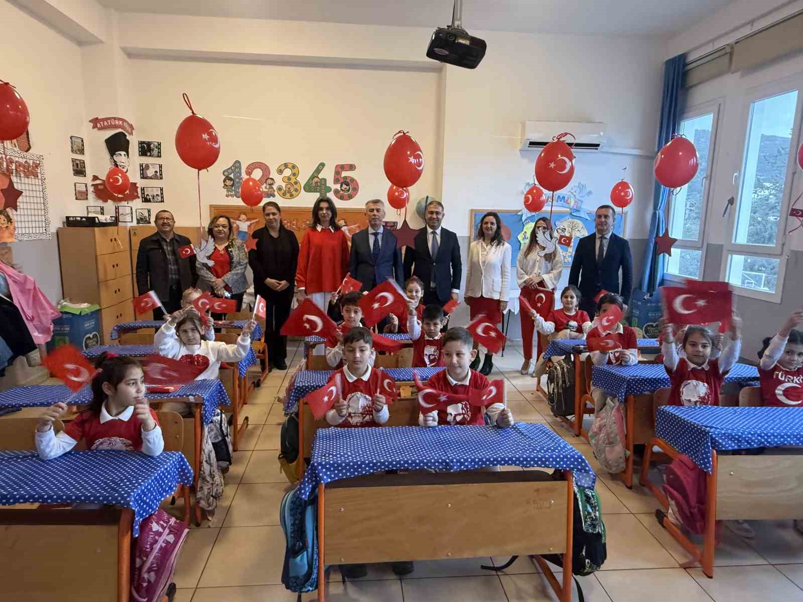 Bodrum’da öğrenciler kırmızı beyaz ay yıldızlı kıyafetlerle eğitime başladı