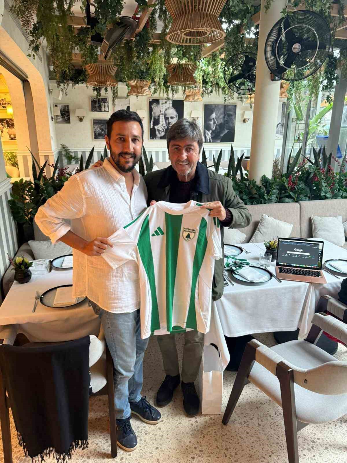 Eski milli futbolcu Dilmen, Muğlaspor Dergisi’nin ilk sayısında yer aldı