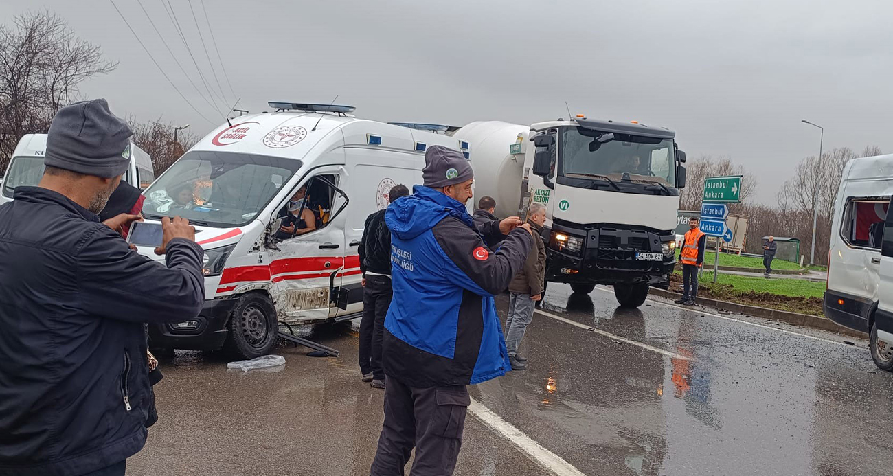 Sakarya’da ambulans ile işçi servisi çarpıştı: 11 yaralı