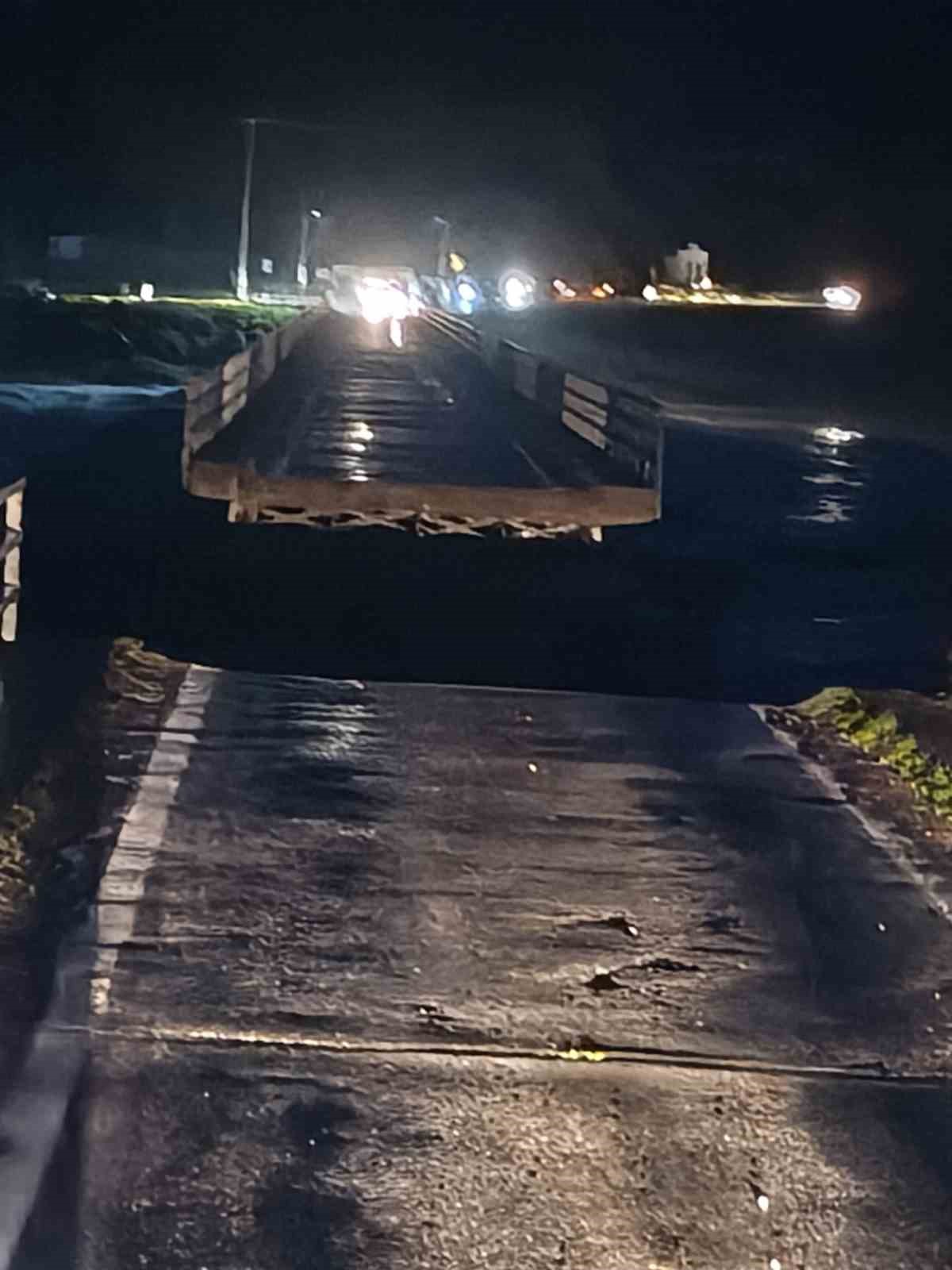 Susurluk’ta selde köprü ortadan ikiye ayrıldı