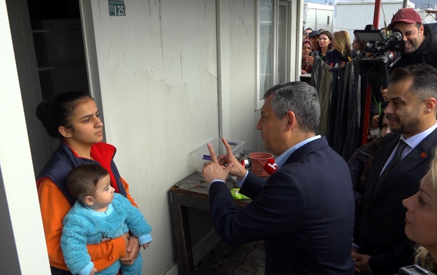 Özgür Özel Osmaniye’de depremzedelerle bir araya geldi