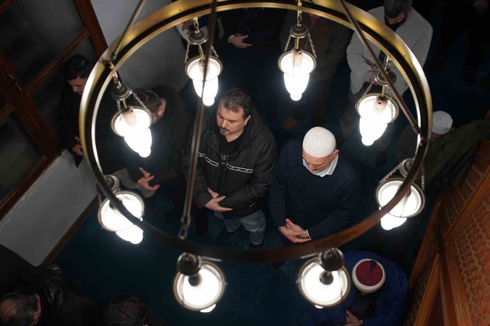 Sakarya’da Berat Kandili’nde vatandaşlar camileri doldurdu