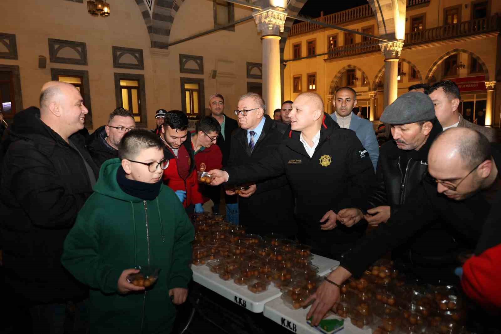 Başkan Önal, Berat Kandili’nde vatandaşlara lokma ikramında bulundu