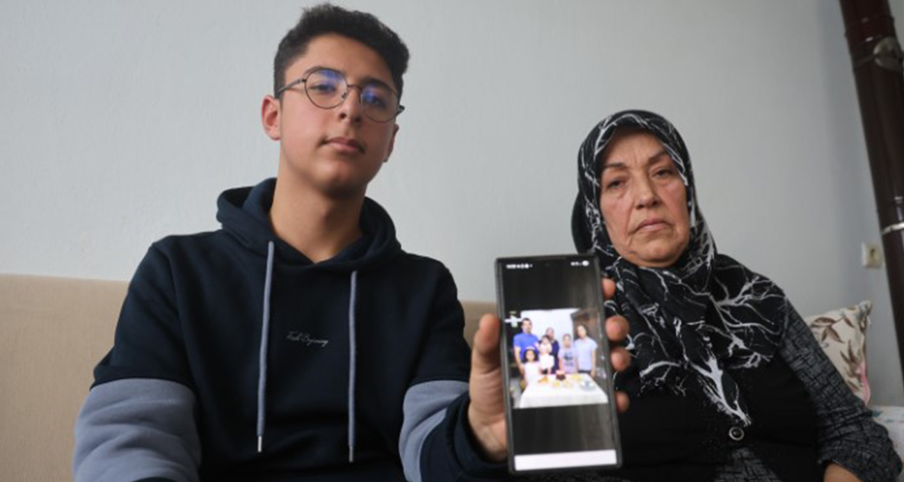 Depremde 3 kardeşini, annesini ve babasını kaybeden Furkan aile fotoğrafından geriye tek kaldı