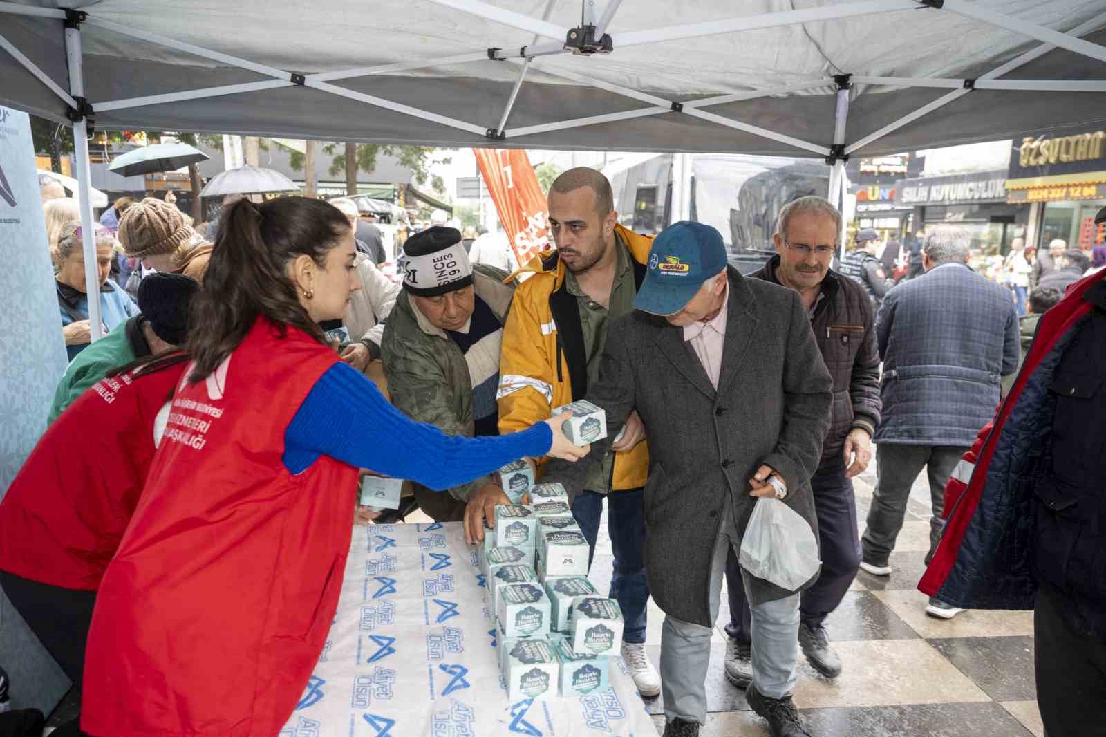 Mersin’de Berat Kandilinde 15 bin kandil simidi dağıtıldı