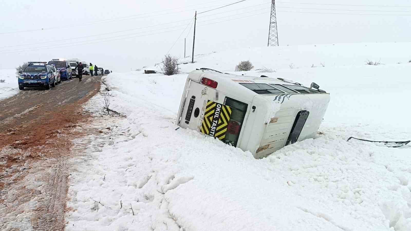Öğrenci servisi devrildi: 10 yaralı