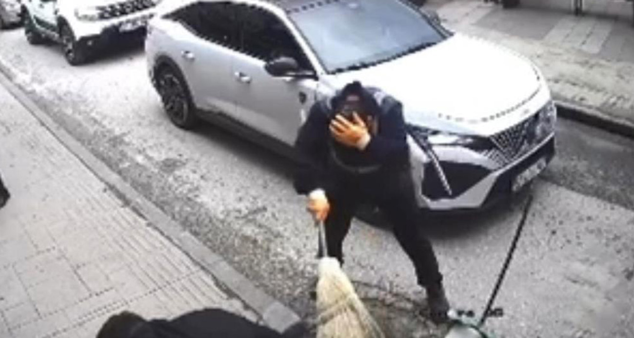 Şiddetli rüzgar nedeniyle düşen tabela, işçinin kafasına böyle çarptı: O anlar güvenlik kamerasında