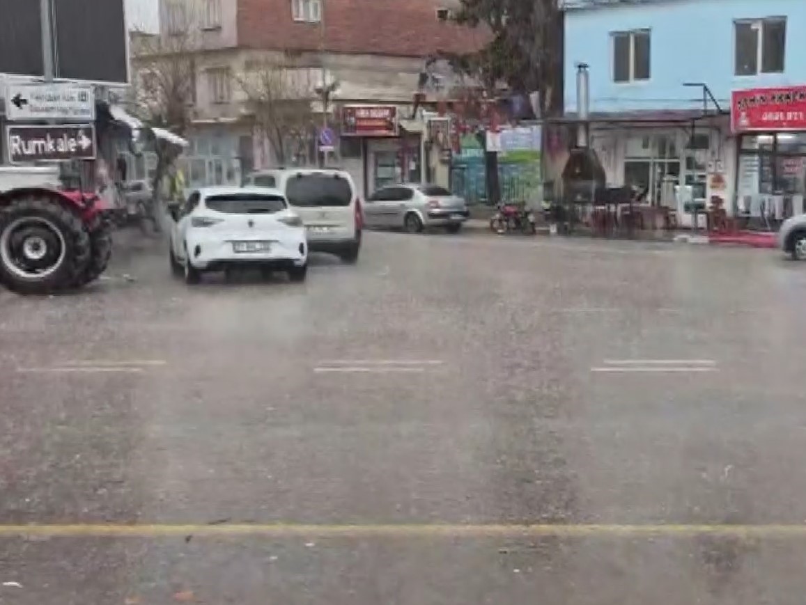 Yavuzeli ilçesinde yağış etkili oldu
