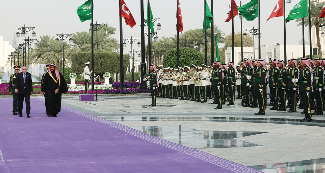 Cumhurbaşkanı Erdoğan, Suudi Arabistan'da resmi törenle karşılandı