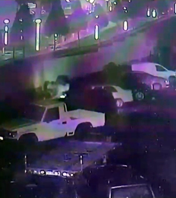 Isınmak için yaktığı ateş 5 aracı küle çevirdi