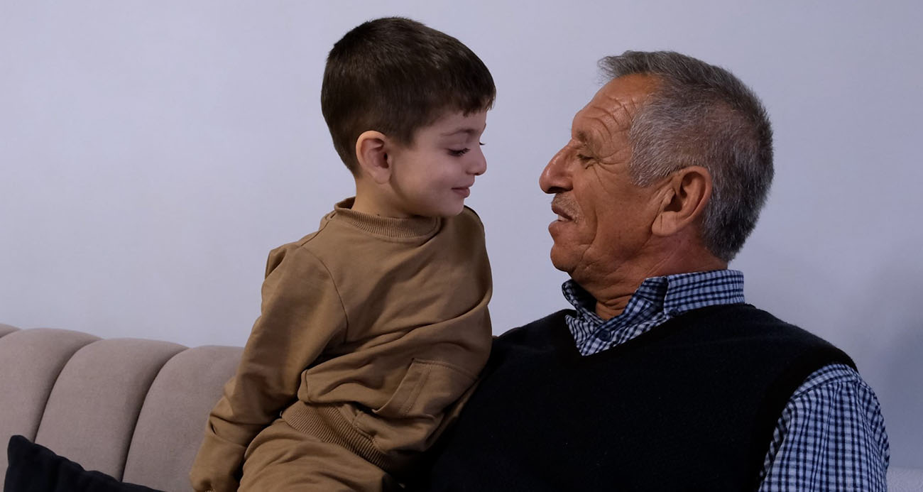 Bakan Kurum depremzede küçük Yusuf ve dedesinin yeniden başlayan hikayesini paylaştı