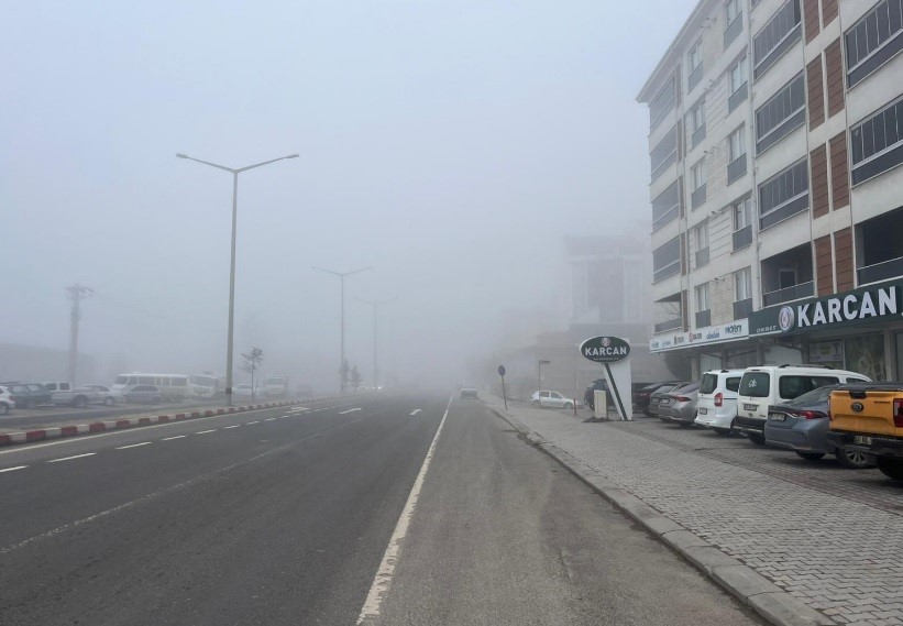 Tavşanlı’da yoğun sis nedeniyle görüş mesafesi düştü
