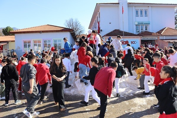 Köyceğiz’de öğrencilere kar sürprizi