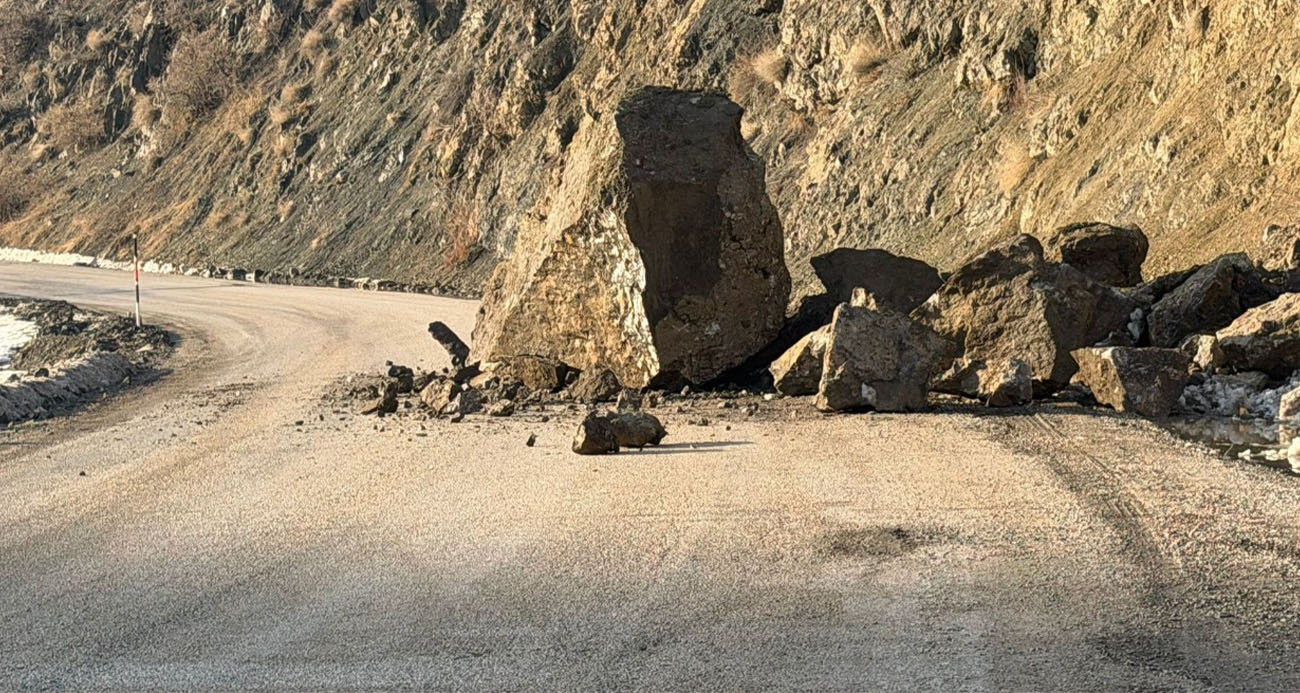 Yüksekova-Van karayolunda faciadan dönüldü: Dev kayalar yola düştü