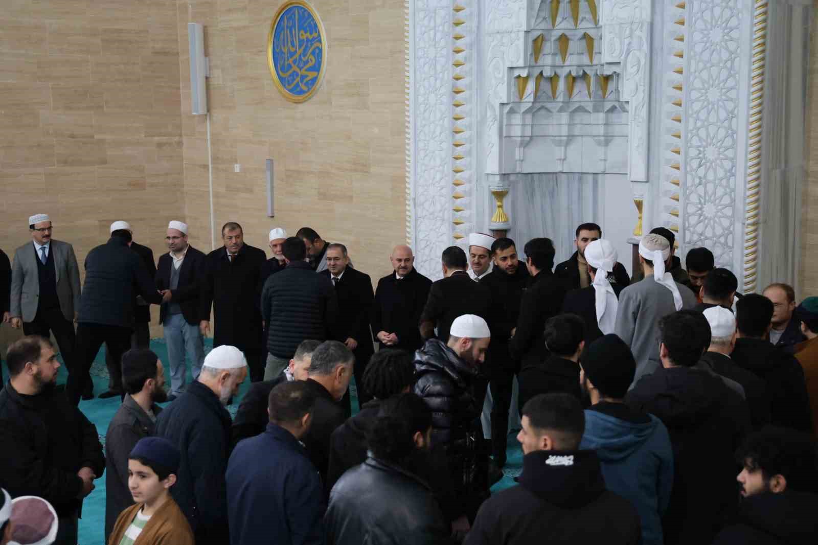 Filistinli öğrencinin şehit edilen ailesi için gıyabi cenaze namazı kılındı