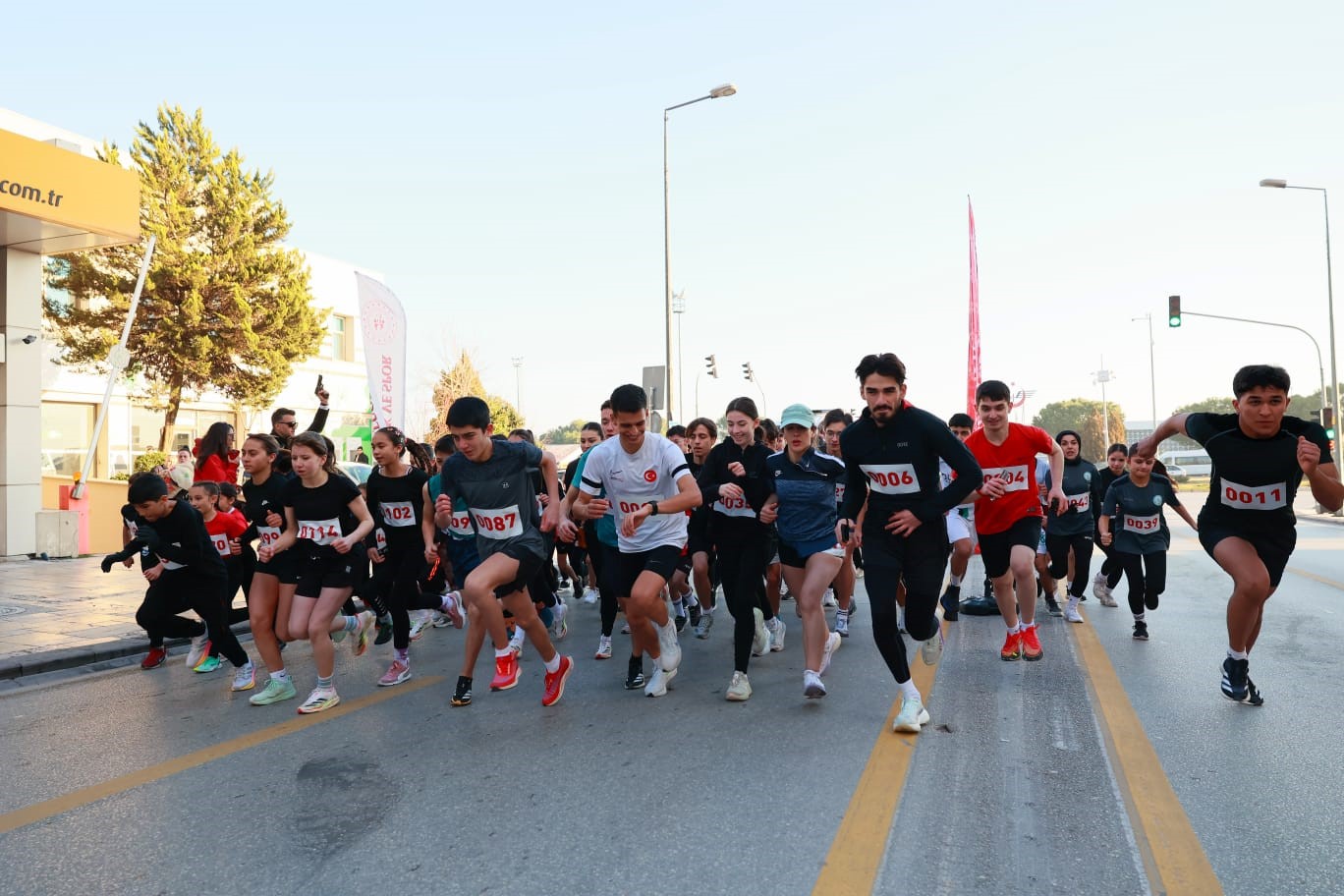 Atatürk Yol Koşusunda dereceye giren sporcular ödüllendirildi