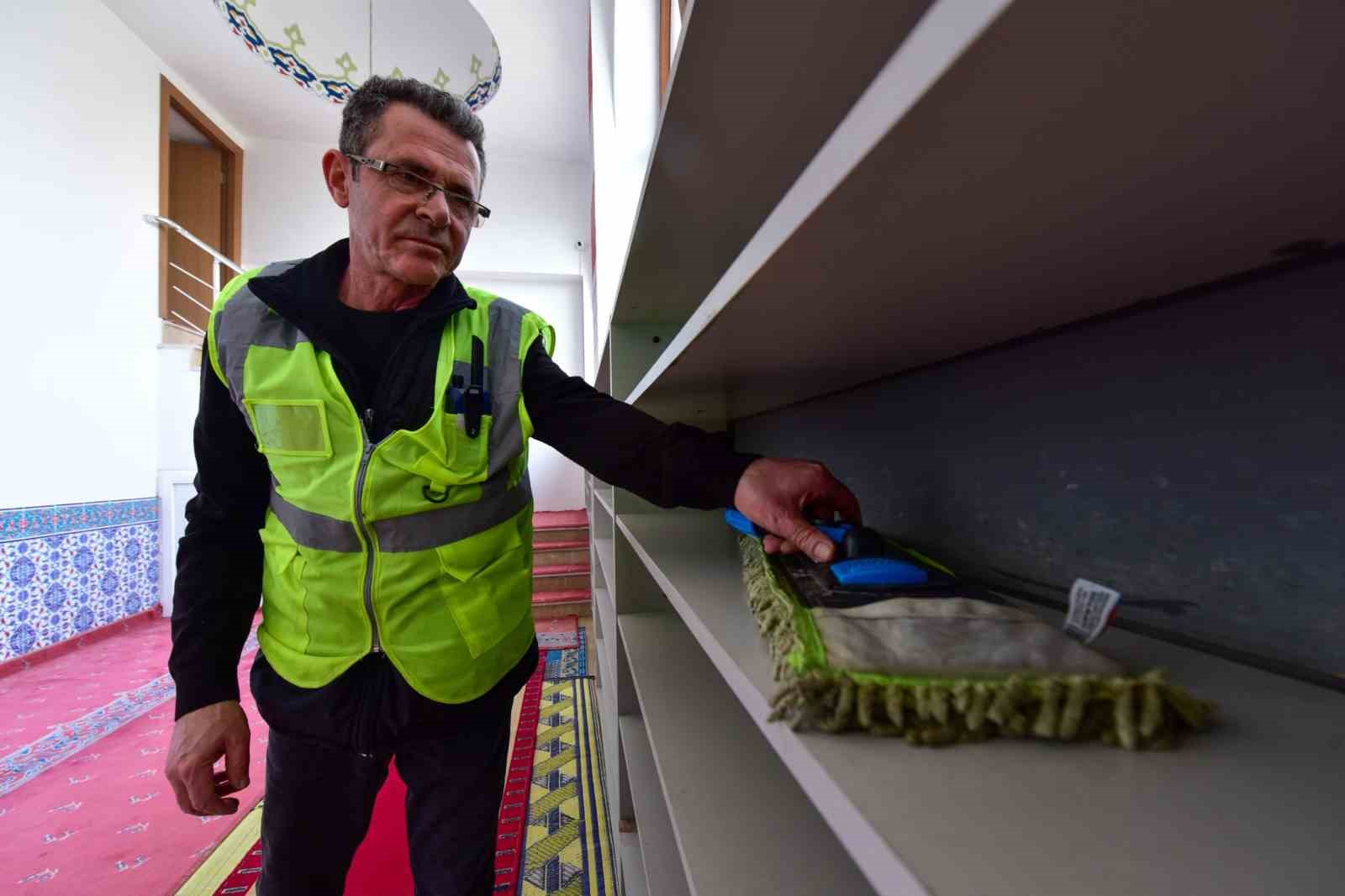 Bursa’daki camilerde Ramazan temizliği