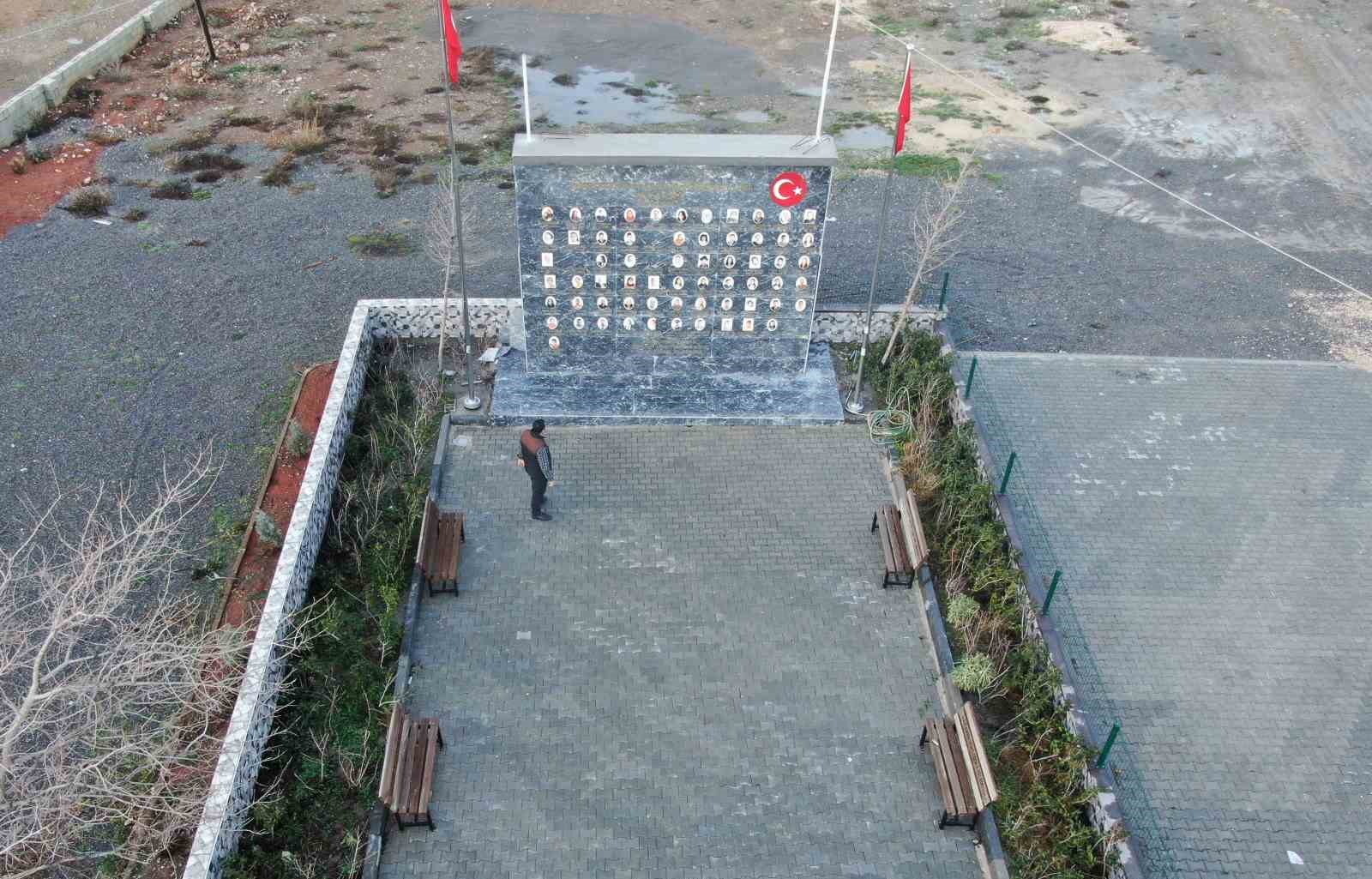 İki çocuğunu kaybeden muhtar köyüne deprem anıtı yaptırdı