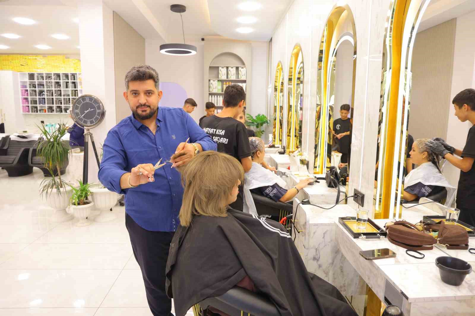 Gülerek uğurladığı müşterileri bir gün sonra enkaz altında kaldı