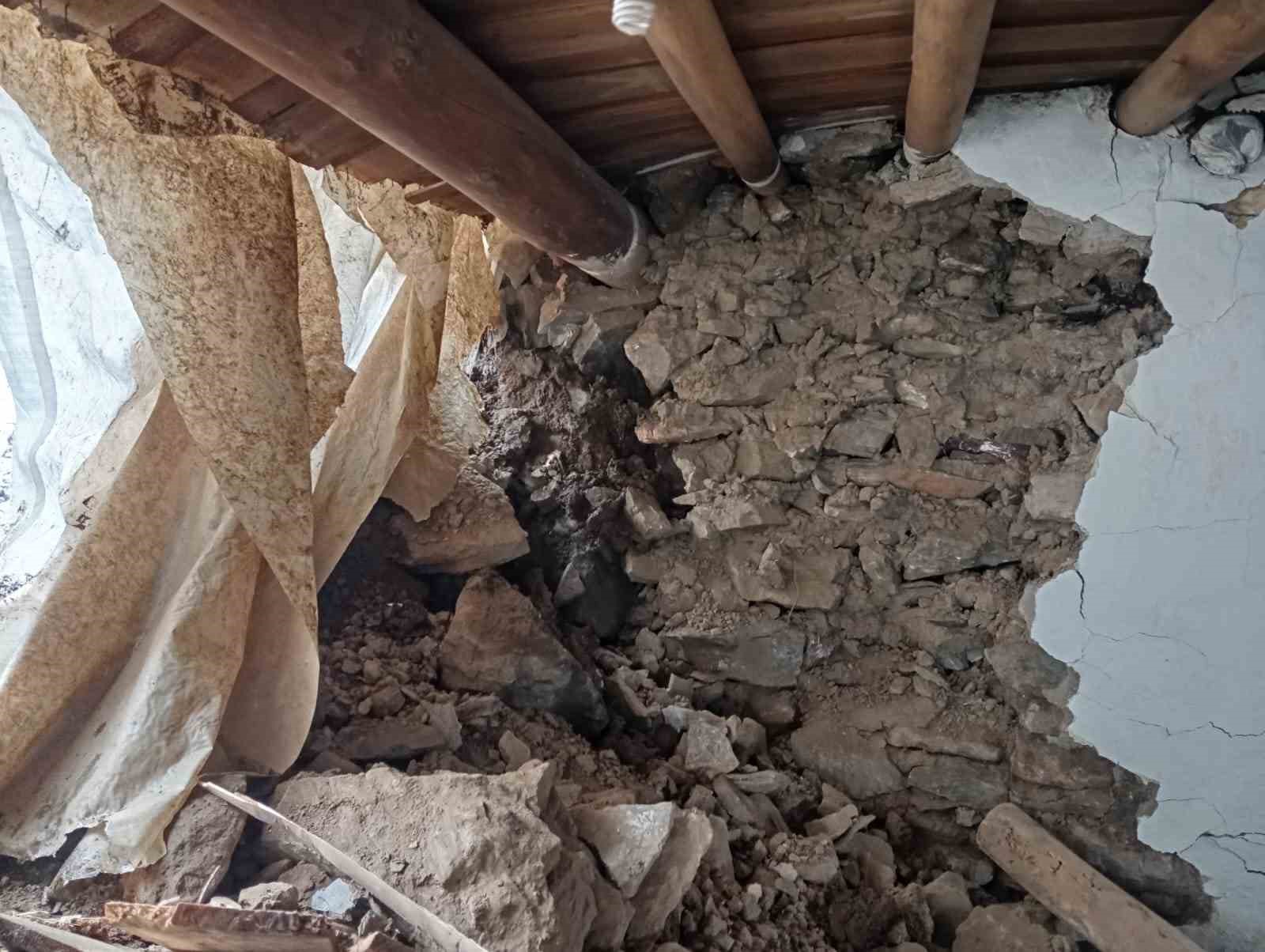 Batman’da heyelan: Kayaların düştüğü ev yıkıldı