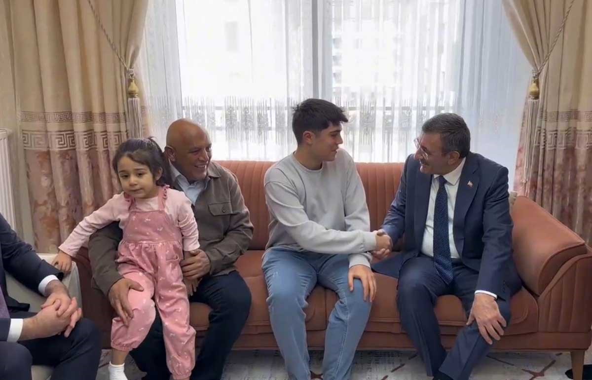 Cumhurbaşkanı Yardımcısı Yılmaz’dan depremzede aileye ziyaret