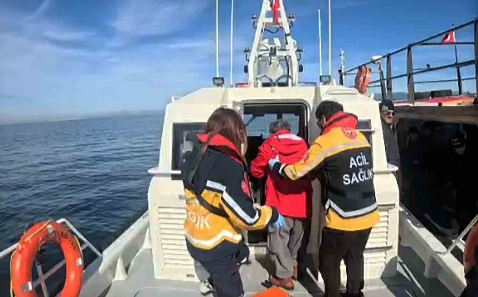 Balıkçı teknesinde rahatsızlanan vatandaşa Sahil Güvenlikten tıbbi tahliye
