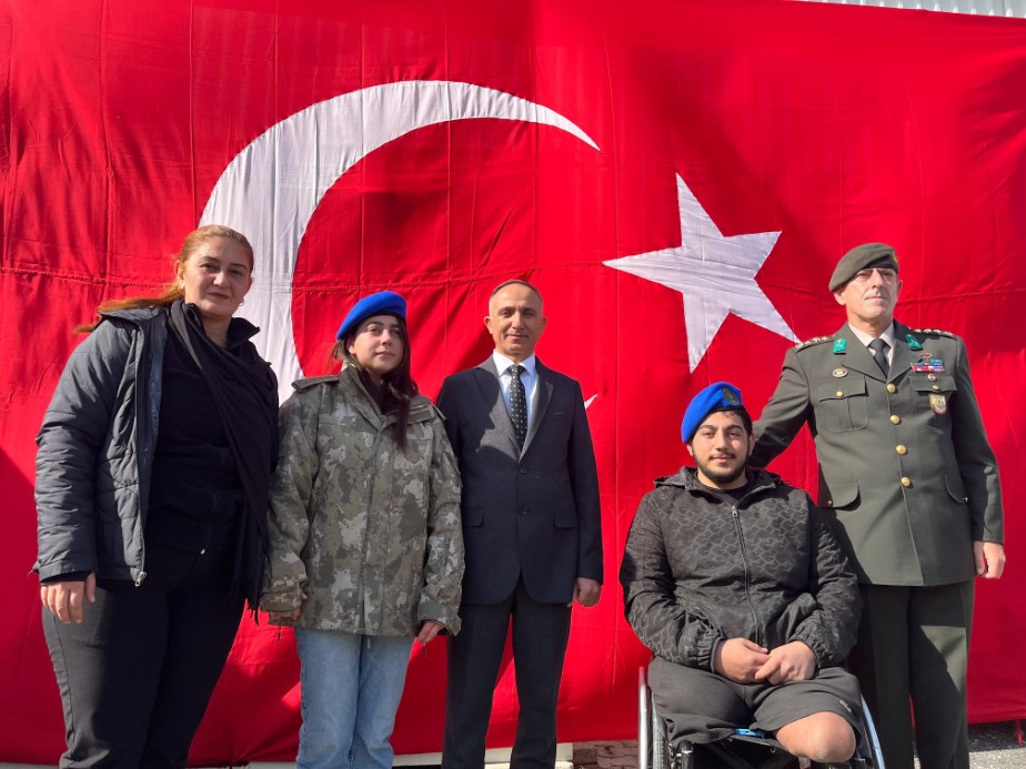 Hatay’da duygulandıran buluşma: Depremzede Beliz, 3 yıldır sakladığı emanetin sahibiyle bir araya geldi