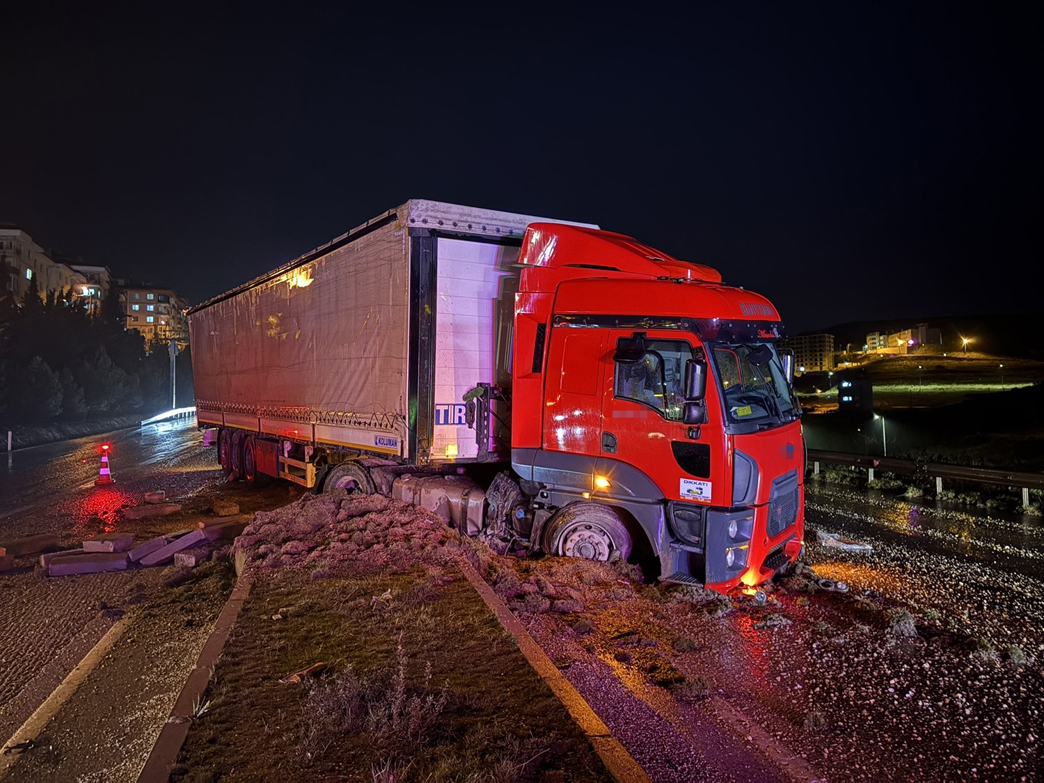 Tır refüje çıktı, 2 otomobil zarar gördü