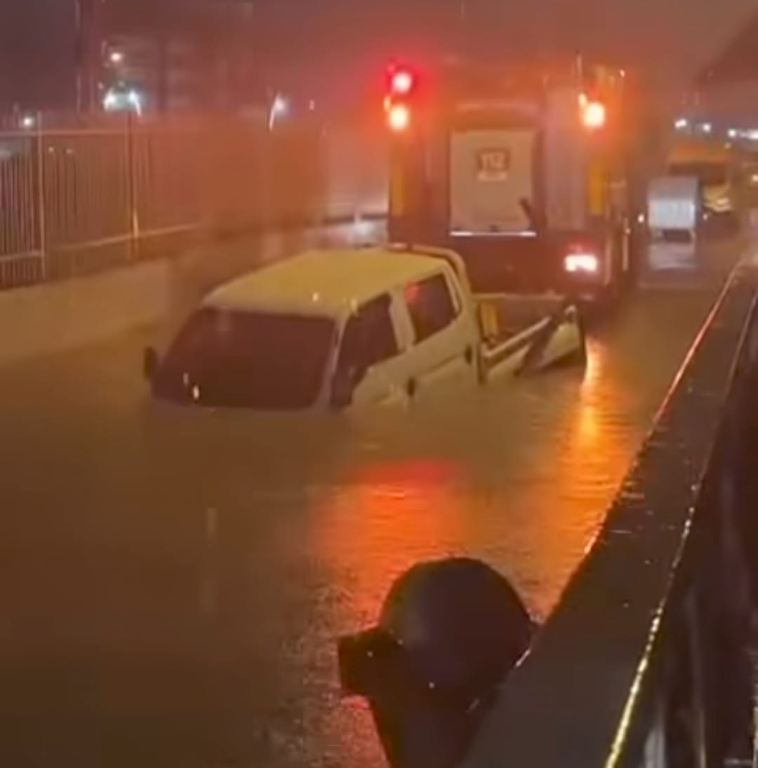 İzmir’de suyla dolan alt geçitte mahsur kalan sürücü hayatını kaybetti