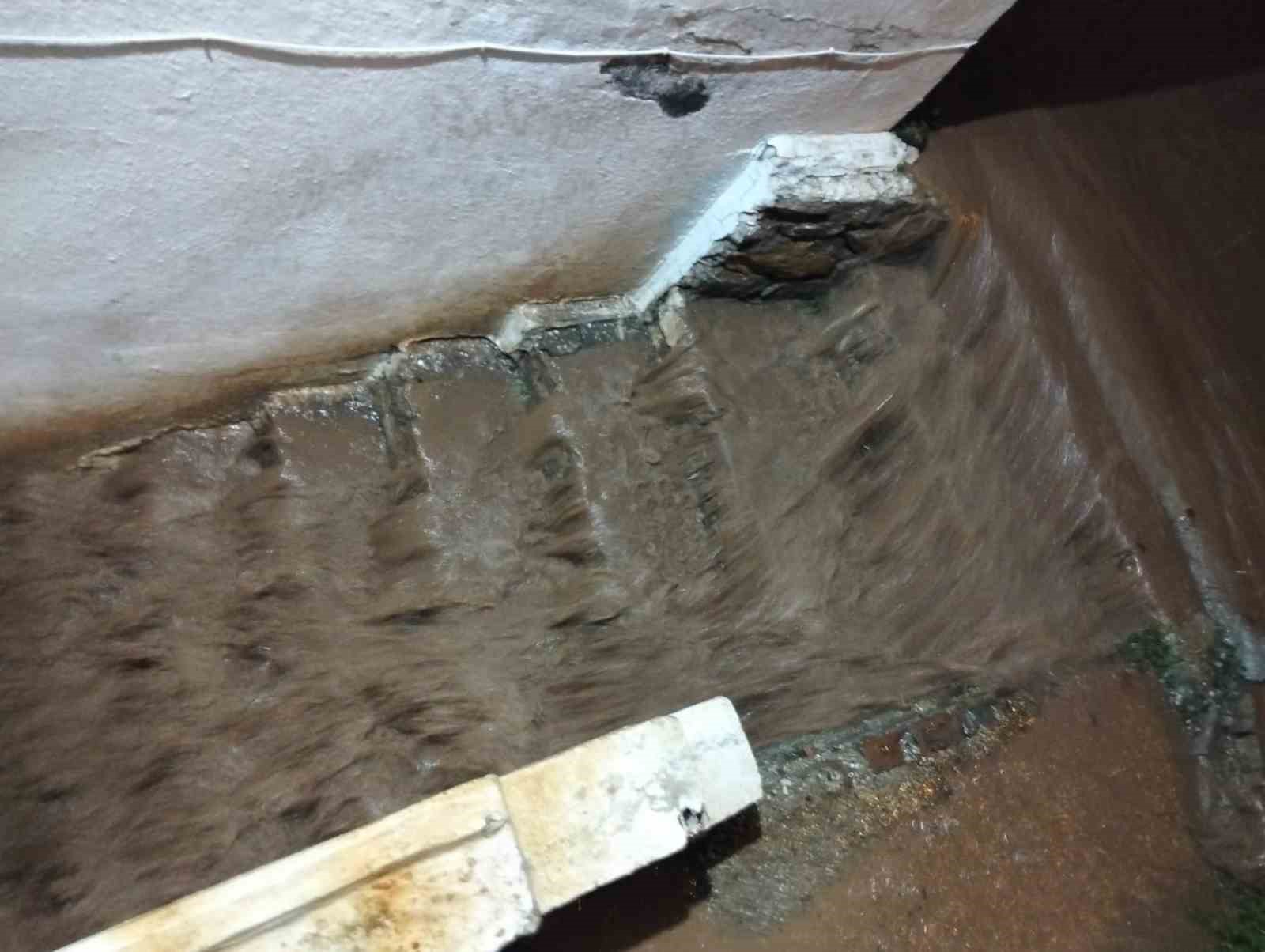 Marmaris’te sağanak etkili oldu, su baskınları meydana geldi