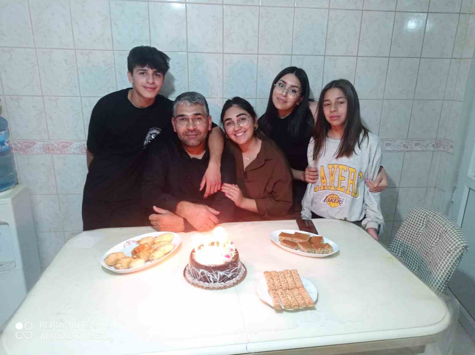 Depremde tüm ailesini kaybeden baba, 04.17’de mezar başında gözyaşlarına boğuldu