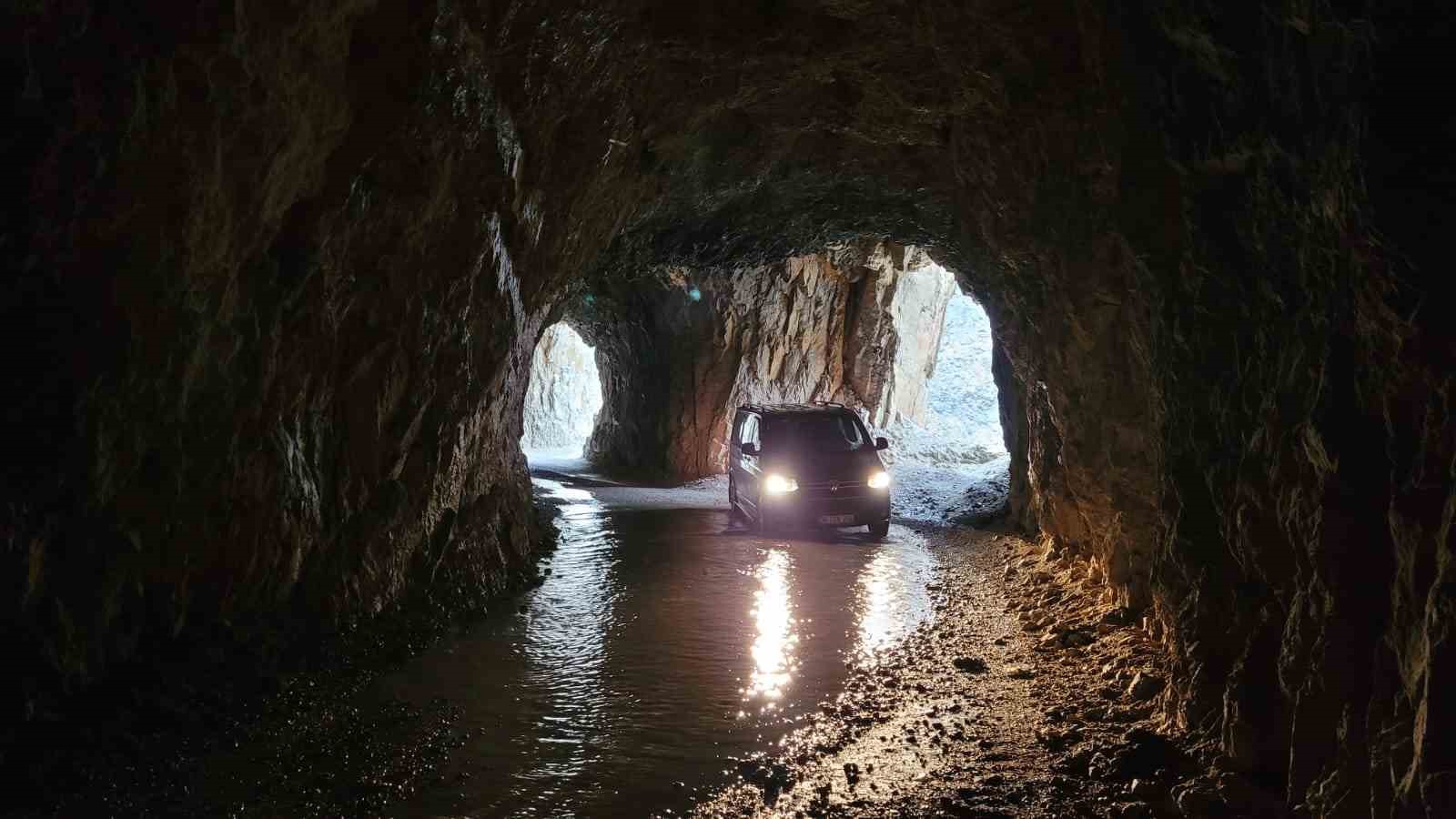 Kemaliye’de Taş Yolu’nda kar suları tünelleri bastı