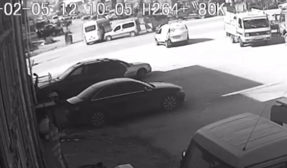 Yolcu minibüsü ile hafif ticari aracın karıştığı kaza anı kameraya yansıdı