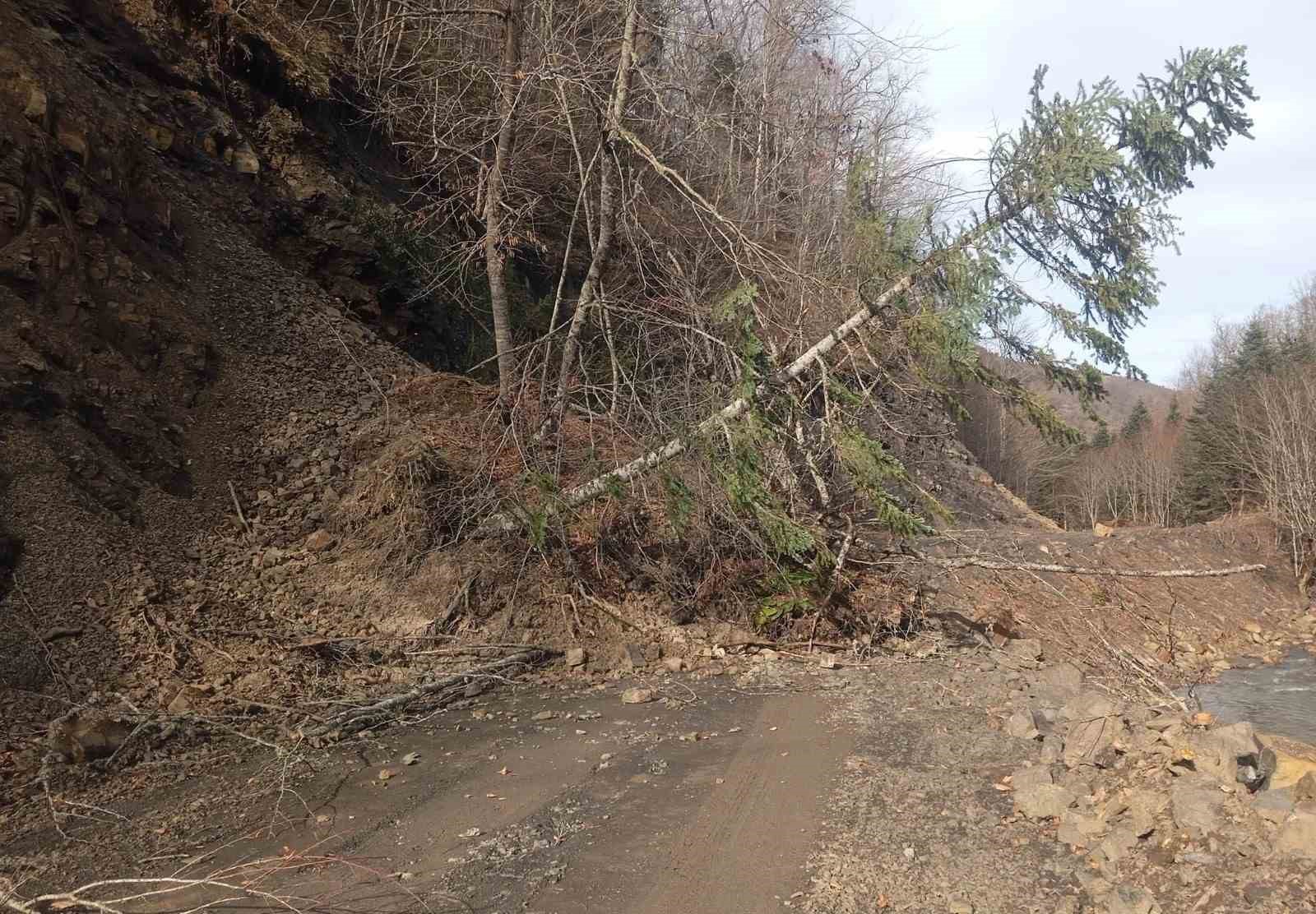 Sinop’ta heyelan nedeniyle ulaşım durdu