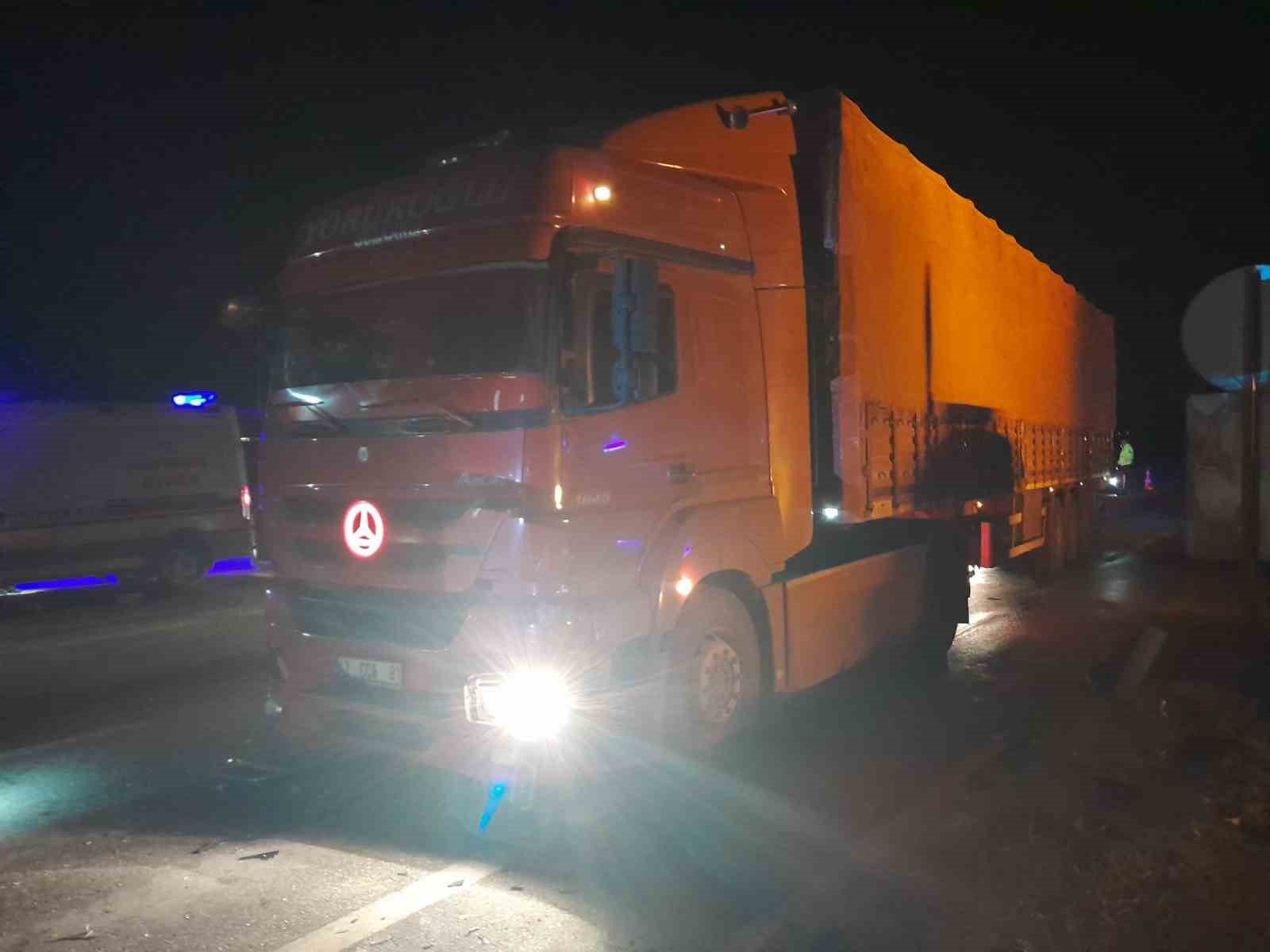 Tır ile ticari taksi çarpıştı: 1 yaralı