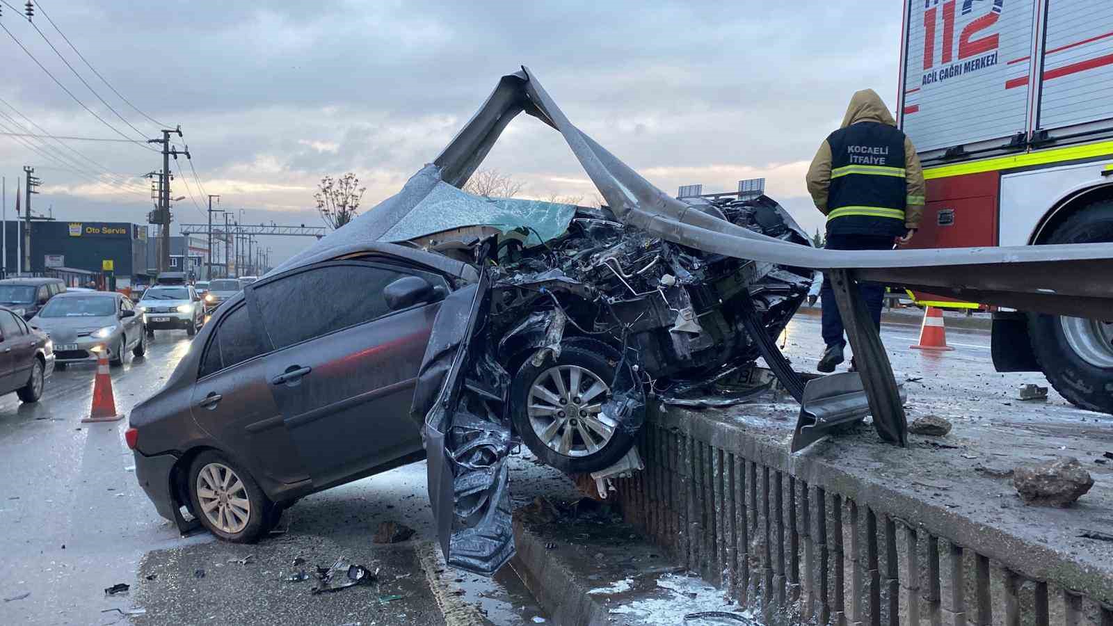 Kocaeli’de korkutan kaza: Otomobil bariyerlere ok gibi saplandı