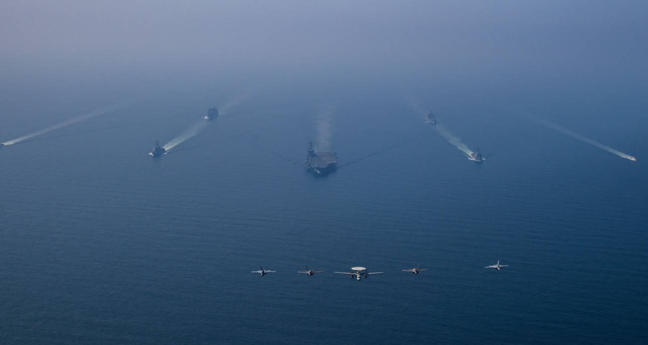 ABD ordusu, Umman Denizi’ndeki uçak gemisi grubunun fotoğraflarını paylaştı