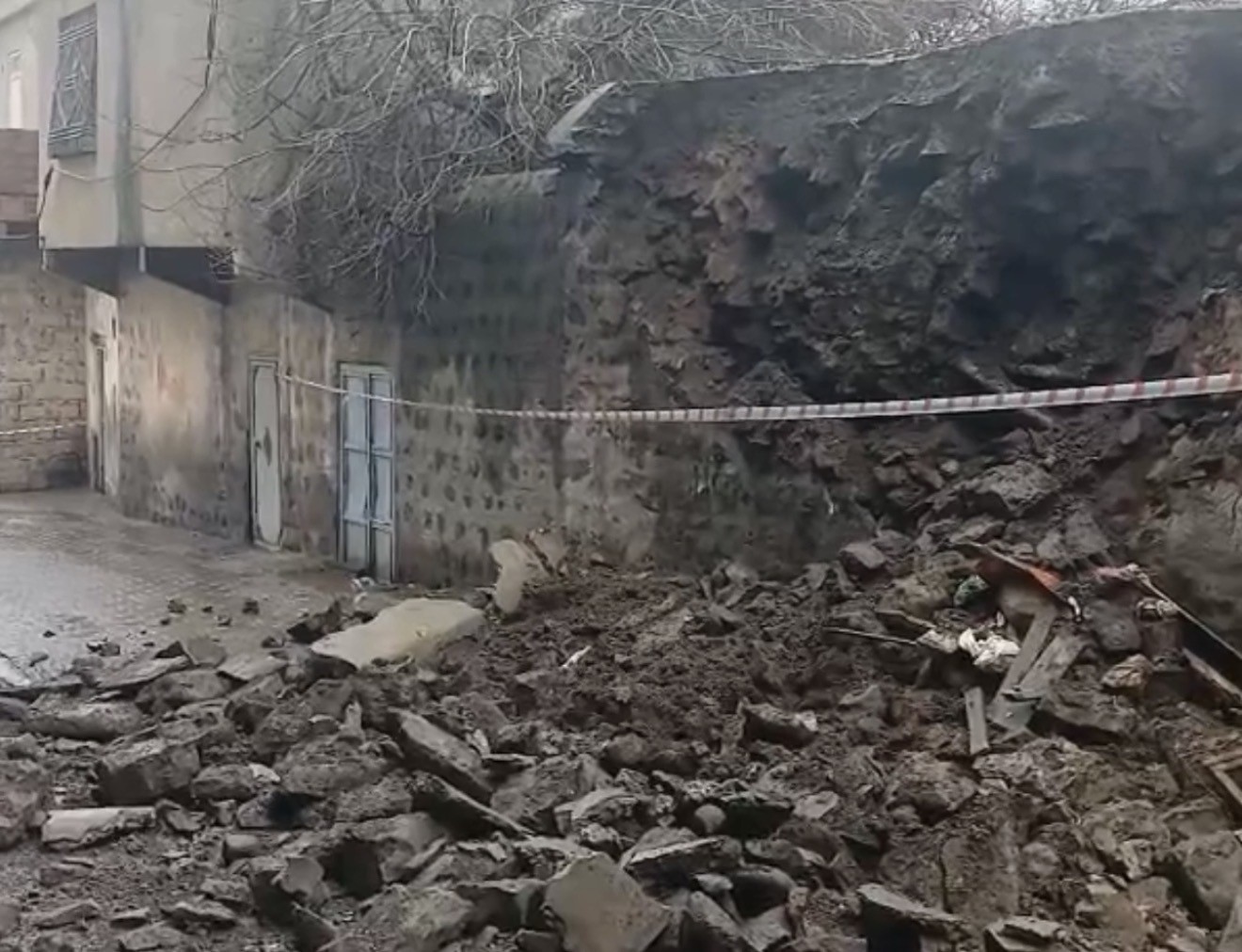 Siverek’te duvar çöktü: 2 çocuk saniyelerle kurtuldu