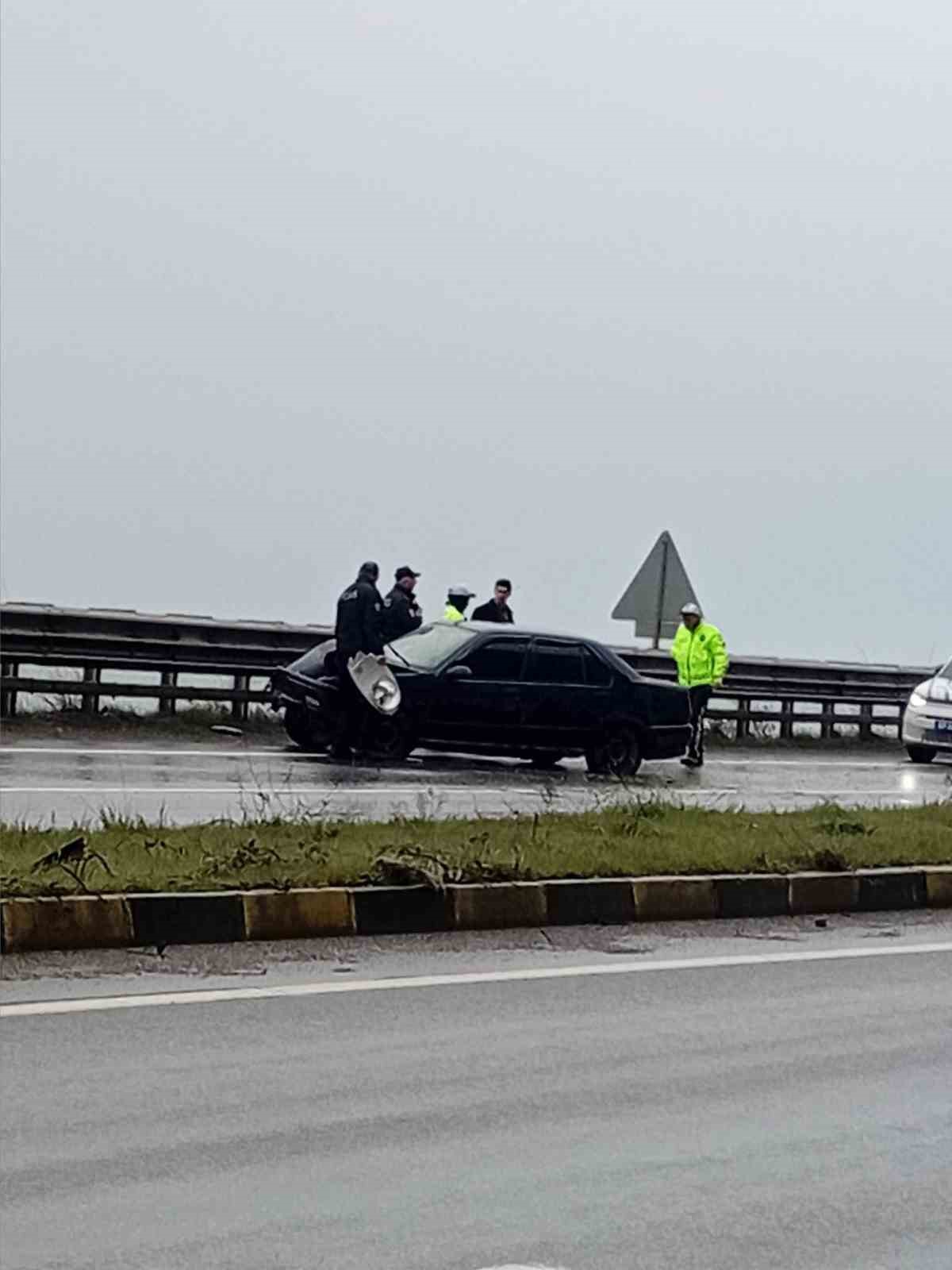 Zonguldak’ta otomobil bariyere çarptı; 1 yaralı