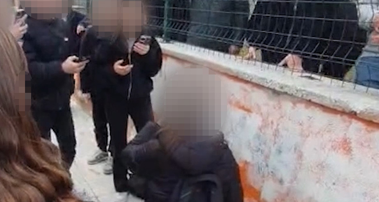 Okul önünde akran zorbalığı kameraya yansıdı: Diz çöktürüp zorla özür dilettiler