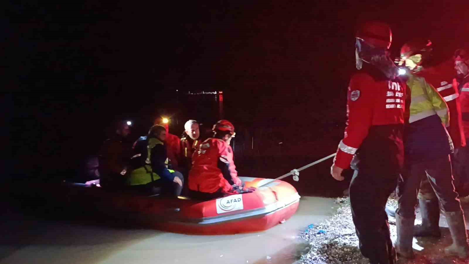 Meriç Nehri kıyısında mahsur kalan 2 işçi kurtarıldı
