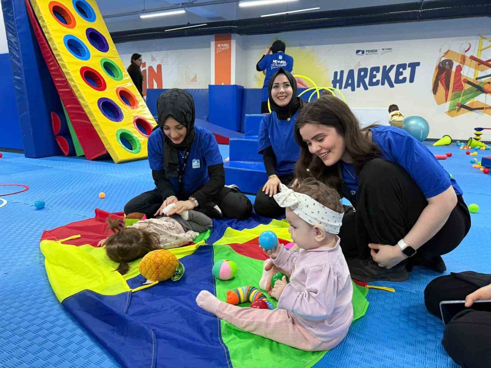 Pendik’te anne ve bebekler aynı minderde jimnastik yapıyor