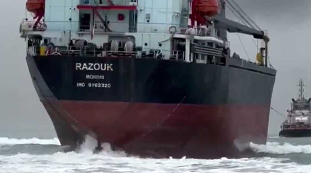 Sarıyer’de karaya oturan gemi kurtarıldı