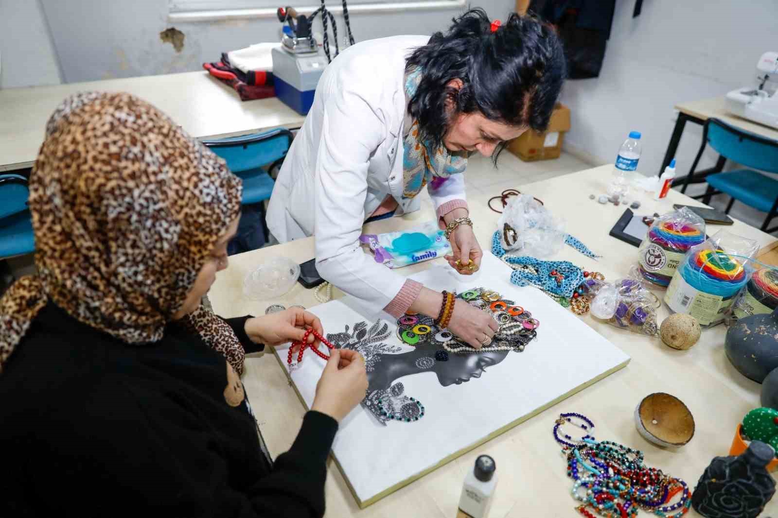 İlkadım’da atık malzemeler el emeğine dönüşüyor