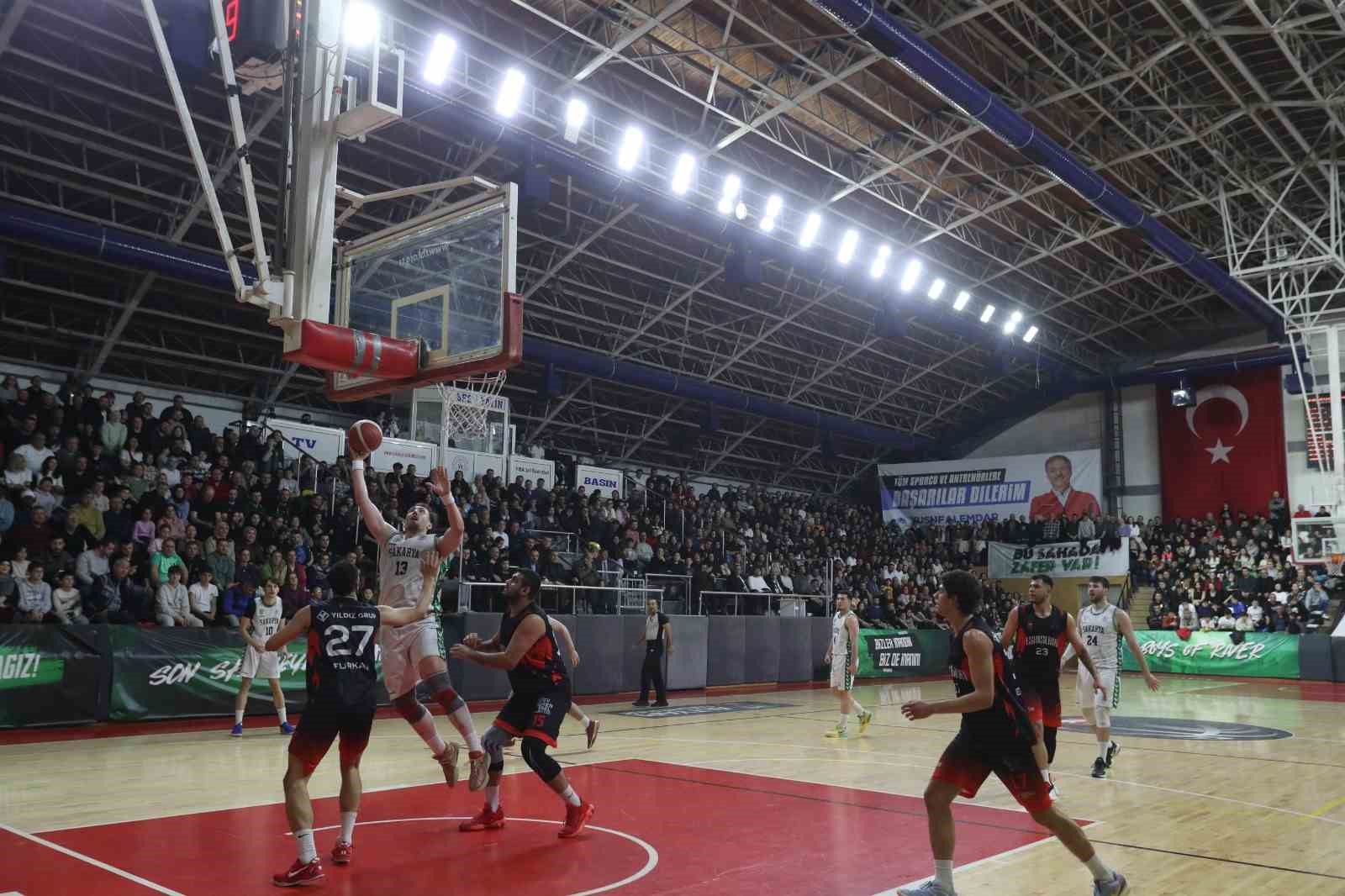 Sakarya Büyükşehir Basketbol liderliğini sürdürdü
