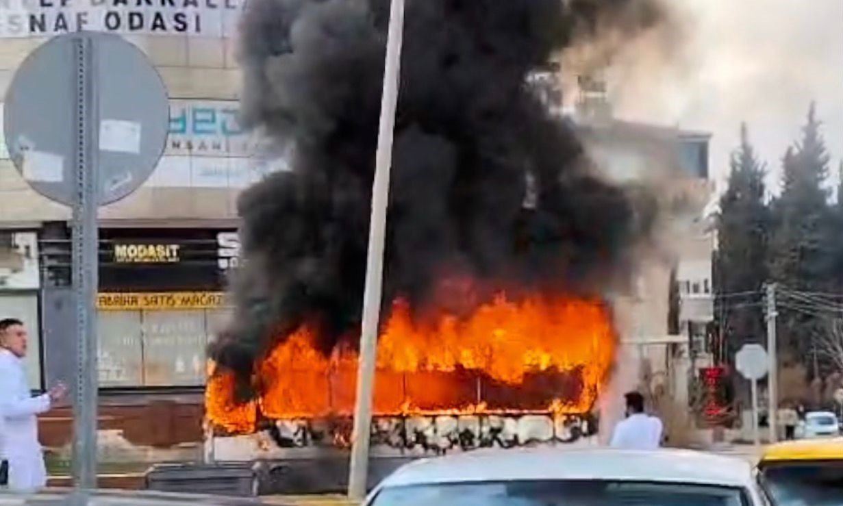 Seyir halindeyken alev alan halk otobüsü küle döndü