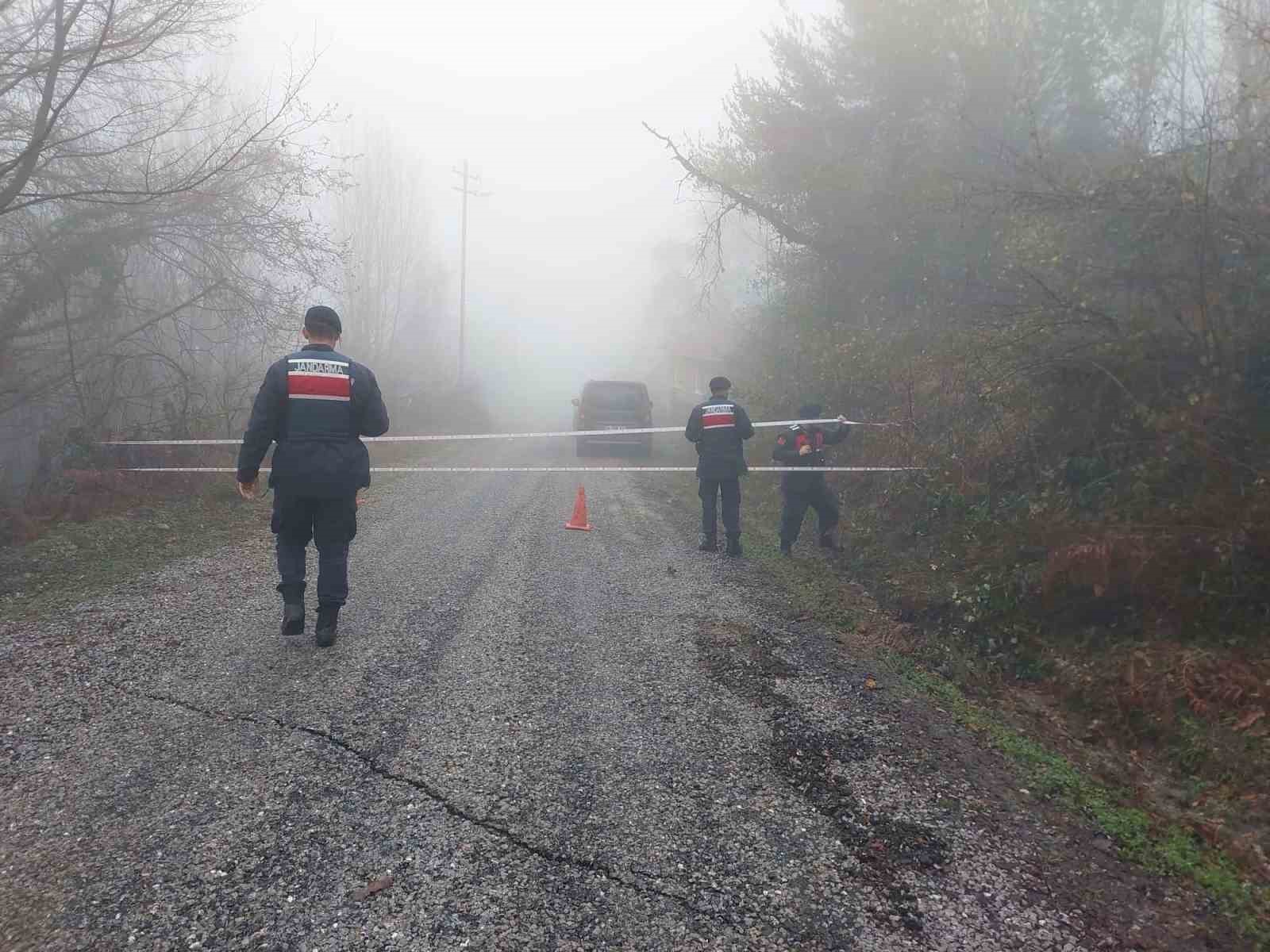 Türkeli’de heyelan nedeniyle köy yolu ulaşıma kapandı