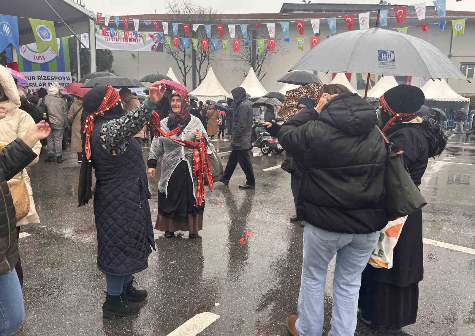 Sağanak yağışa aldırış etmeyen Ümraniyeliler Hamsi Festivali’nde buluştu