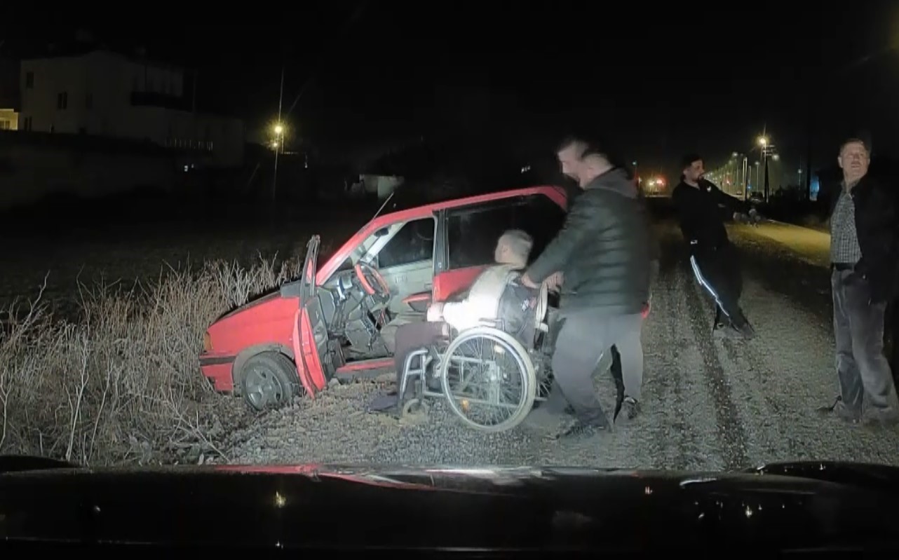 Araç şarampolde, engelli sürücü de araçta mahsur kaldı