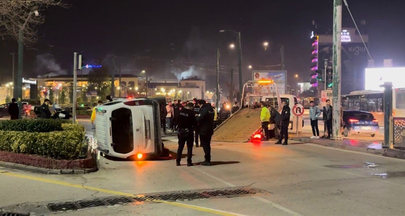 Gaziantep’te iki araç kafa kafaya çarpıştı: 3 yaralı